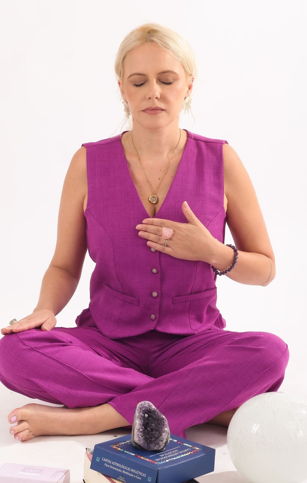 Bru Santti em meditação, com cristais